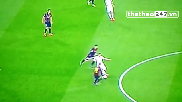 VIDEO: Pha bóng Verratti làm xiếc trước Messi, Suarez và Busquets