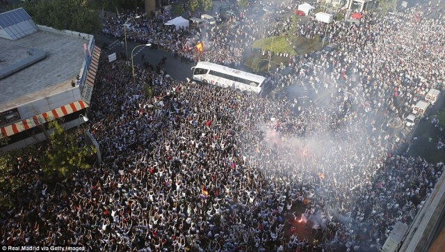VIDEO: Hàng vạn người đổ ra đường chào đón các cầu thủ Real trước trận đấu