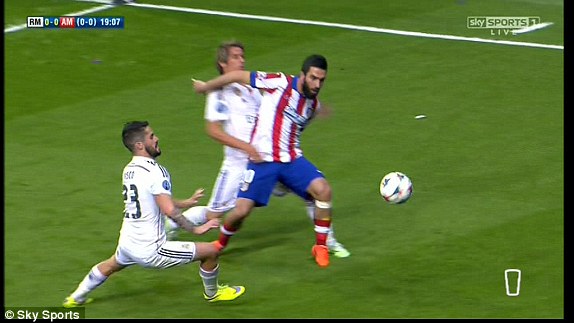 VIDEO: 'Tuyệt chiêu' dùng cùi chỏ của Atletico với cầu thủ Real