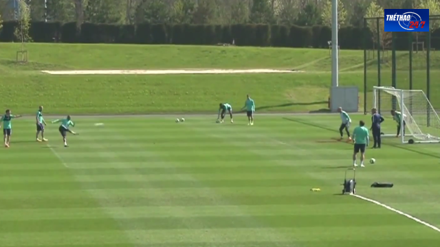 VIDEO: Fernandinho volley cháy lưới thủ thành Joe Hart