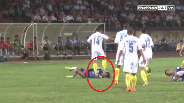 VIDEO: Cận cảnh tình huống Văn Sơn bị cầu thủ Hà Nội T&T giẫm lên mặt