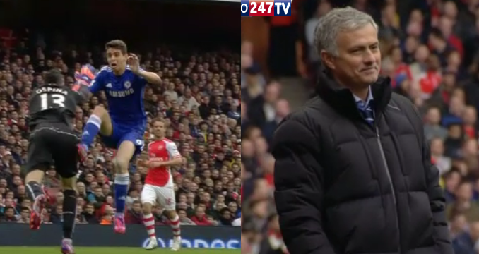 VIDEO: Nụ cười bí hiểm của HLV Mourinho sau tình huống Chelsea mất pen