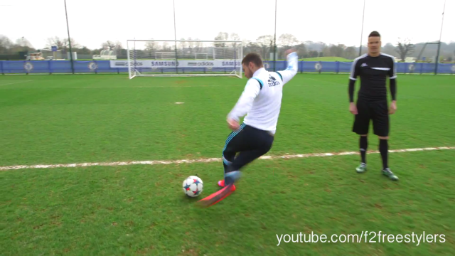 VIDEO: Eden Hazard trổ tài sút rabona trúng xà ngang
