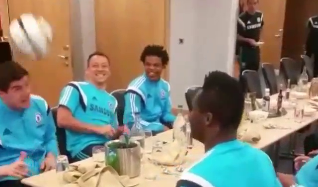 VIDEO: Xem các cầu thủ Chelsea làm xiếc với trái bóng trên bàn ăn