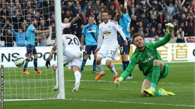 Video clip bàn thắng: Swansea City 2-0 Stoke City (Ngoại Hạng Anh)