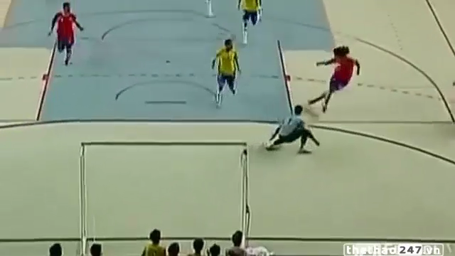 VIDEO: Pha đảo bóng ghi bàn khó tin trên sân Futsal