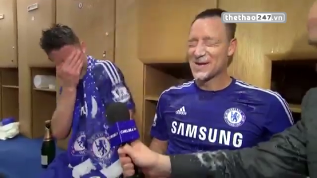 VIDEO: John Terry và Gary Cahill bị phun rượu sâm panh khi đang trả lời phỏng vấn