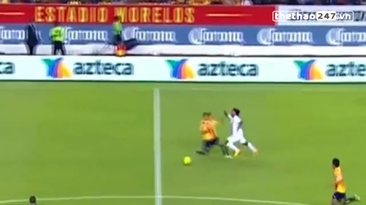 VIDEO: Đến Ronaldinho cũng có lúc 'xấu xí' thế này