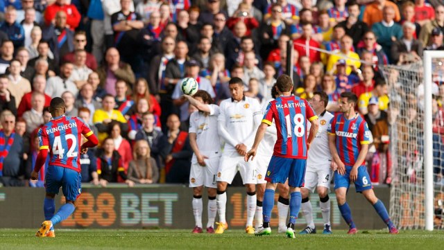 VIDEO: Pha sút phạt đẹp mắt của cầu thủ Crystal Palace đánh bại De Gea