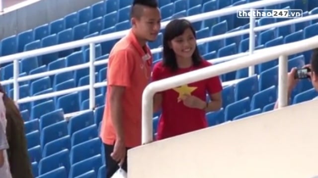 VIDEO: Huy Toàn bị fan bủa vây chụp ảnh cùng trên khán đài