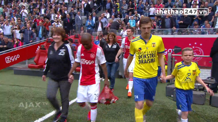 VIDEO: Các cầu thủ Ajax dắt tay mẹ ra sân nhân 'ngày của mẹ'