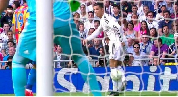 VIDEO: Cú rabona đầy ngẫu hứng của Ronaldo ở trận gặp Valencia