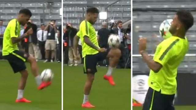 VIDEO: Daniel Alves trổ tài tâng bóng trong buổi tập của Barca