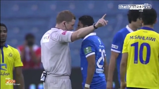 VIDEO: Cầu thủ phải nhận thẻ đỏ vì ăn thua với trọng tài