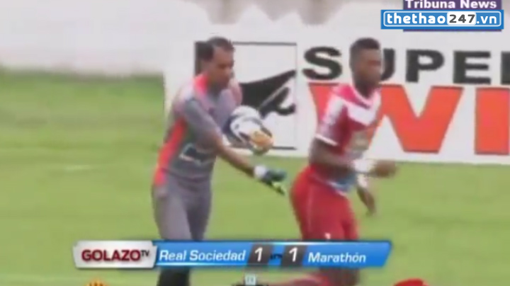VIDEO: Chết cười thủ môn nhận thẻ đỏ vì tội 'sàm sỡ' đối phương