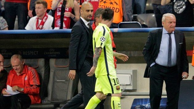 VIDEO: Pep Guardiola thân mật với Messi khi bước vào đường hầm