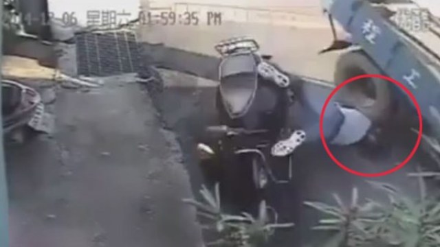 VIDEO: Thoát chết khi bị ô tô cán qua nhờ mũ bảo hiểm xịn