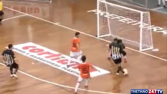 VIDEO: Cú rabona xỏ háng thủ môn đối phương của huyền thoại Futsal Brazil