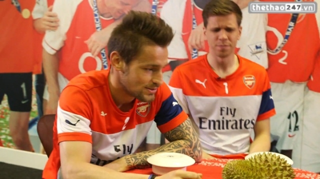 VIDEO: Cảm xúc của sao Arsenal khi thử hương vị của trái Sầu Riêng