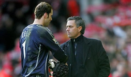 Bến đỗ mới của Cech phụ thuộc vào HLV Mourinho