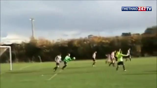 VIDEO: Thủ môn lập siêu phẩm phát bóng ghi bàn... vào lưới nhà