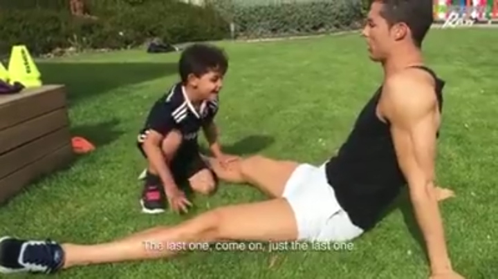 VIDEO: CR7 hướng dẫn con trai tập cơ bụng vô cùng đáng yêu