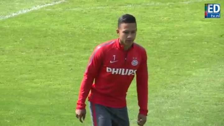 VIDEO: Memphis Depay ghi bàn đẹp mắt trong buổi tập cuối cùng với PSV