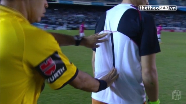 VIDEO: Hài hước thủ môn dùng băng dính để giữ số áo khỏi rơi