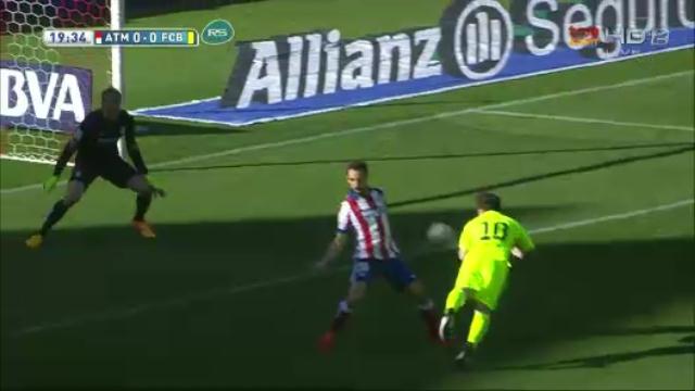 VIDEO: Trọng tài bỏ qua quả penalty mười mươi của Barcelona