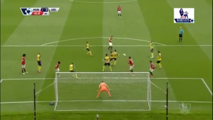VIDEO: 'Cái mông thần thánh' của Smalling đã cứu cho Arsenal 1 bàn thua trông thấy