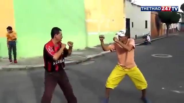 VIDEO: Không thể nhịn cười với màn đấu võ đường phố siêu hài hước