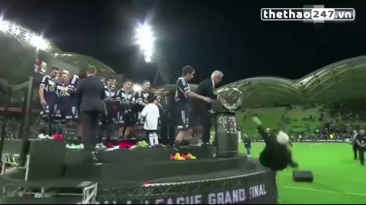 VIDEO: Chủ tịch Liên đoàn bóng đá Australia ngã nhào trên bục trao giải