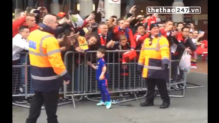 VIDEO: Con trai Rooney ký tên và chụp ảnh với  fan sau trận MU - Arsenal