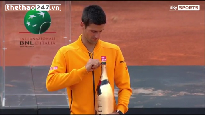 VIDEO: Djokovic bất cẩn để nút chai rượu bắn vào mặt khi ăn mừng vô địch