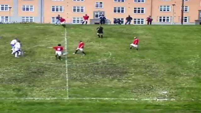 VIDEO: Trận đấu bóng có 1 không 2 trên sân bóng nghiêng