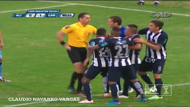 VIDEO: Trọng tài rút 5 thẻ đỏ trong 5 phút ở giải VĐQG Peru