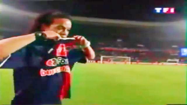 VIDEO: Hành động đáng ngưỡng mộ của Ronaldinho thời còn khoác áo PSG