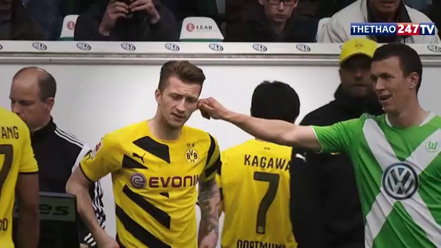 VIDEO: Marco Reus bị đối thủ véo tai siêu hài hước