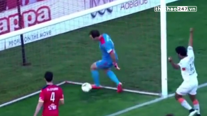 VIDEO: Thủ môn chuộc lỗi bằng cách... tự đấm bóng về lưới nhà