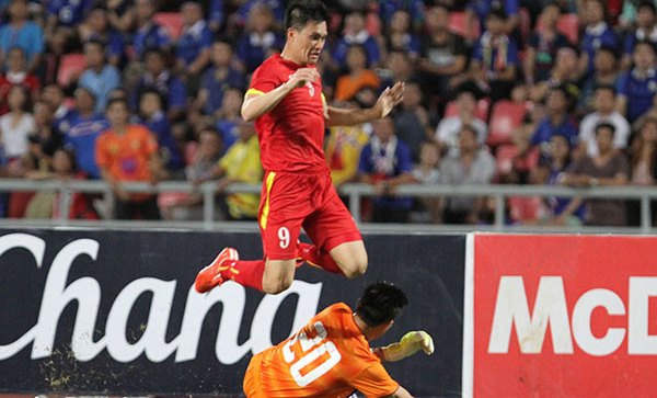 VIDEO: 2 pha băng ra ngoài vòng cấm cản phá như Neuer của thủ môn Thái Lan
