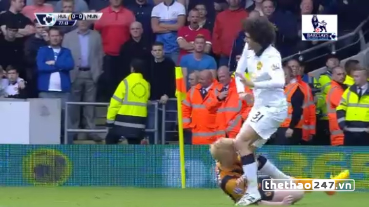 VIDEO: Pha bóng dẫn đến thẻ đỏ của Fellaini