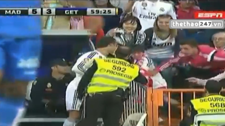 VIDEO: Hành động đẹp mắt của Ronaldo với fan nhí sau khi rời sân