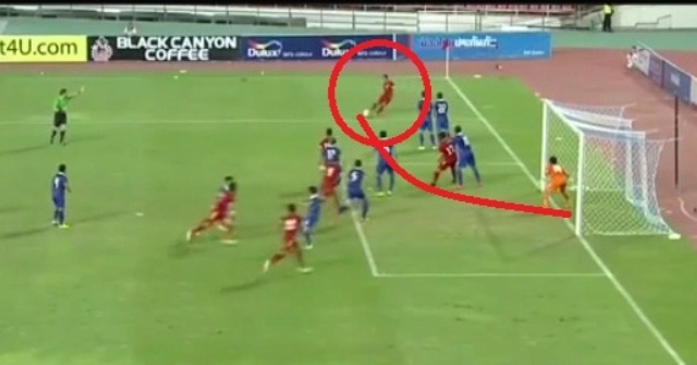 VIDEO: Trọng tài từ chối bàn thắng sau pha phối hợp đá phạt nhanh của Việt Nam