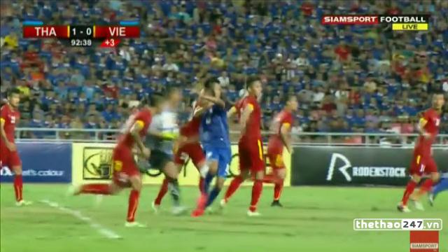 VIDEO: Tình huống Thanh Hiền chơi đấu vật với cầu thủ Thái Lan trong vòng 16m50