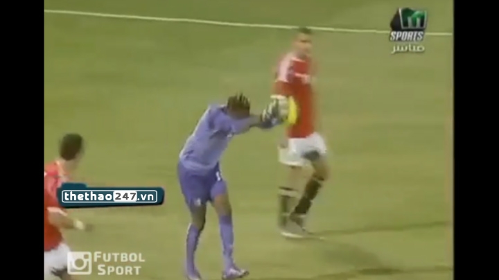 VIDEO: Skill phát động tấn công siêu dị của thủ môn