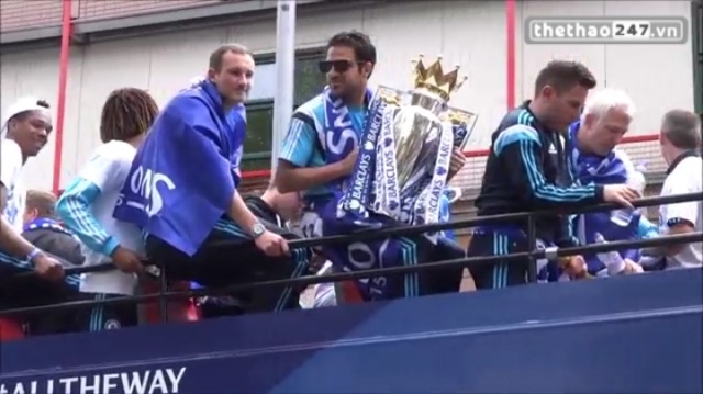 VIDEO: Các cầu thủ Chelsea diễu hành Cup vô địch tại đường phố London
