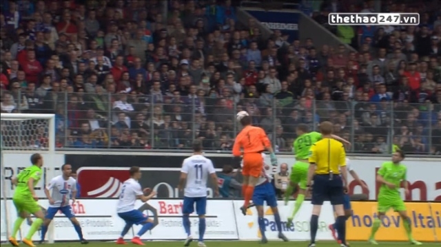 VIDEO: Lên tham gia tấn công thủ môn ghi bàn bằng đầu như tiền đạo