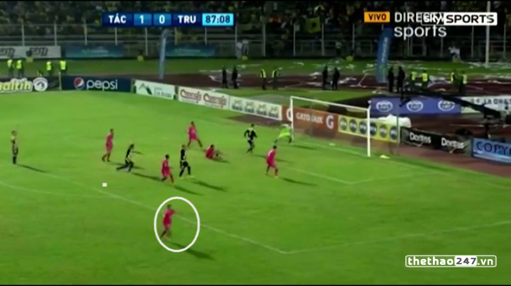 VIDEO: Khi quả bóng không chịu chui vào lưới