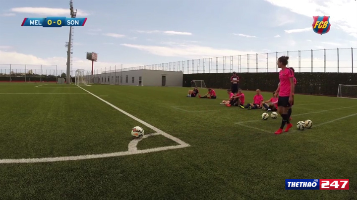 VIDEO: Nữ cầu thủ Barca tập ghi bàn từ chấm phạt góc như Tuyết Dung