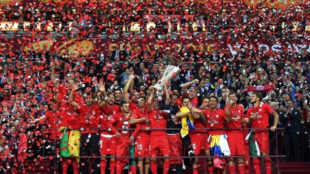 VIDEO: Sevilla nâng cao chiếc cúp vô địch Europa League lần thứ tư